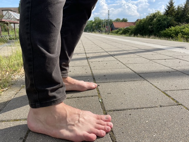 Alexander Fufaev is barefoot at the platform in Harsum