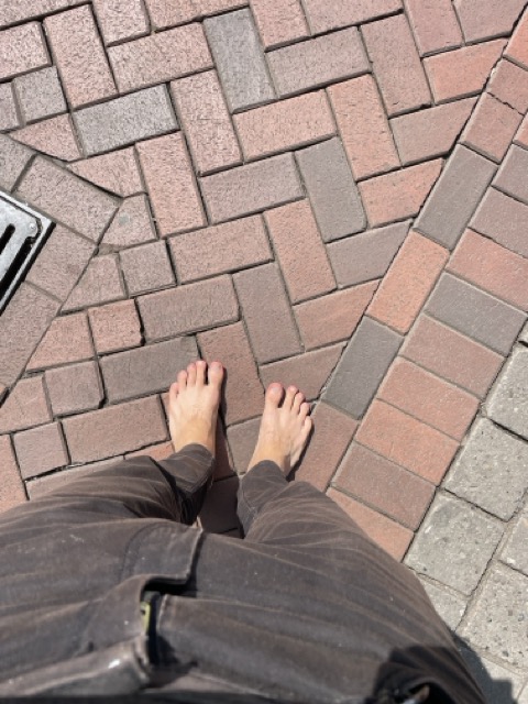 Alexander Fufaev barefoot at the Schiller statue in Hanover